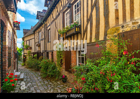 Vecchia strada accogliente con metà storici edifici con travi di legno nella bellissima città di Honfleur, Francia con nessuno Foto Stock