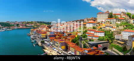 Porto, Portogallo vista panoramica della città vecchia di Oporto da Dom Luis ponte sul fiume Douro in giornata soleggiata Foto Stock