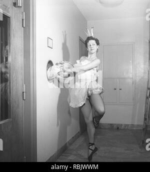 Ballerina negli anni cinquanta. Una giovane ballerina tutti vestiti con il suo costume e scarpe è tenuto lontano la spazzatura in stile. Foto Kristoffersson Ref BK5-5. Svezia 1953 Foto Stock