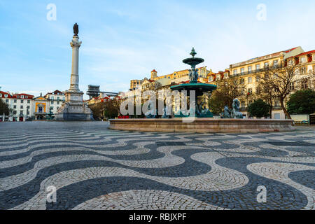 Piazza Rossio e Santa Justa Elevator a Lisbona, Portogallo al mattino su sunrise Foto Stock