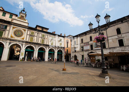 Luglio 6, 2013. Italia città di Brescia. Vecchia città europea di Brescia della regione Lombardia in estate. Foto Stock