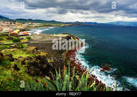 Bellissima vista di Ribeira Grande città sull isola di San Miguel, Azzorre, Portogallo nel giorno nuvoloso Foto Stock