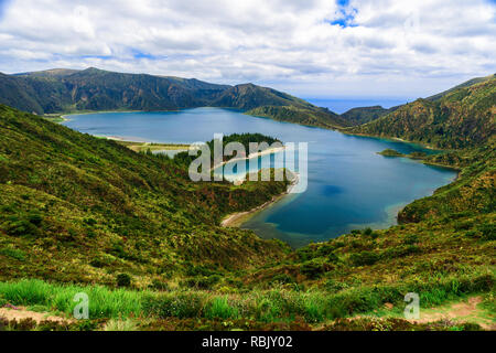 Bellissima vista del lago di Lagoa do Fogo dalle montagne San Miguel Island, Azzorre, Portogallo Foto Stock