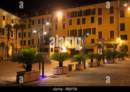 Luglio 7, 2013. L'Italia. La città di Salo sulle rive del Lago di Garda in estate la regione Lombardia. Foto Stock