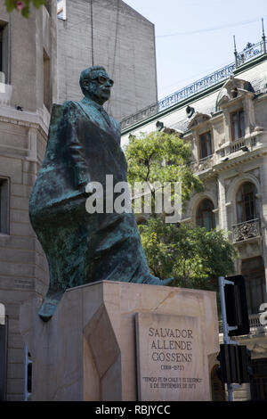 Statua di Salvador Allende in Constitucion Square, nella parte anteriore della Moneda Palace a Santiago de Cile Foto Stock