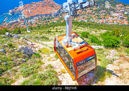 Via cavo e vista panoramica della città di Dubrovnik su soleggiate giornate estive, Croazia Foto Stock