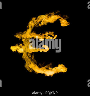 Euro segno dal giallo fumo colorato isolati su sfondo nero Foto Stock