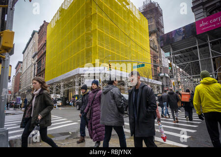 L ABC Carpet & Home Store di New York è avvolta in un ponteggio e costruzione netting visto il Sabato, 5 gennaio 2019. (© Richard B. Levine) Foto Stock