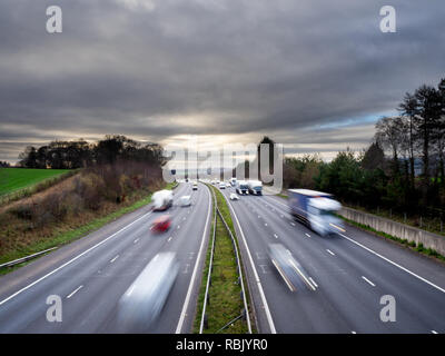 Lo spostamento del traffico su autostrada M4, vicino svincolo 28, Newport & Cardiff Foto Stock