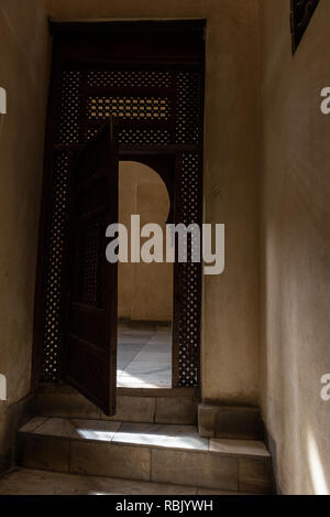 Porta interna con motivi mashrabiya al Bayt Al-Suhaymi, casa di Suhaymi, è un vecchio periodo ottomano House Museum in Cairo islamico, Egitto. Esso era originale Foto Stock