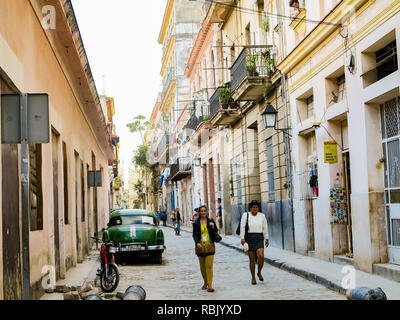 L'Avana, Cuba - 26 novembre 2015: le persone non identificate sulla strada di l'Avana, Cuba. Capitale Havana, grande cit e leader del centro commerciale di Cuba Foto Stock