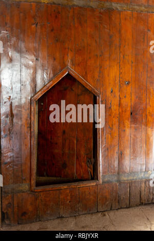 Porta di legno al Bayt Al-Suhaymi ("casa di Suhaymi') è un vecchio periodo ottomano House Museum in Cairo islamico, Egitto. Esso è stato originariamente costruito nel 1648 da Abd Foto Stock