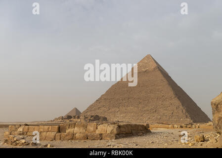 La piramide di Khafre o di Chephren[1] (in arabo: هرم خفرع‎, translit. haram ḵafraʿ, IPA: [haram xafraʕ]) è il secondo più alto e la seconda più grande di t Foto Stock