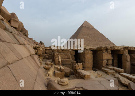 Vista sulla piramide di Khafre con il tempio funerario della piramide di Menkaure in primo piano. La piramide di Menkaure è il più piccolo del th Foto Stock
