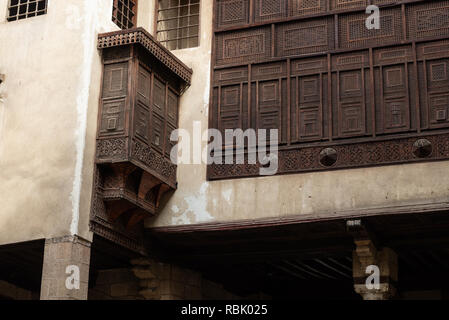 Il Bayt Al-Suhaymi casa è costruita intorno a un sahn al centro della quale vi è un piccolo giardino con piante e palme, rom qui diverse di fi Foto Stock