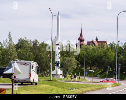 Rocket utilizzati nel programma di ricerca europeo ESA, Kiruna chiesa nel retro, parco di Kiruna, Svezia Foto Stock