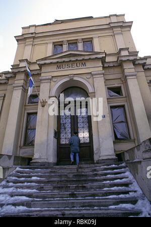 Il 15 marzo 1993 durante l'assedio di Sarajevo: l' entrata principale del Museo nazionale della Bosnia e Erzegovina su Sniper Alley. Foto Stock