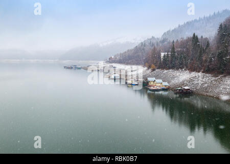 Bicaz lato lago al Izvorul Muntelui Dam, Romania, nel giorno d'inverno. Lago di Bicaz diga sul giorno nevoso. Foto Stock