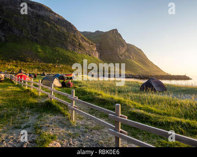 Spiaggia Ersfjordstranden, fjord Ersfjord, pubblica Recreation Area, persone camping in tende in spiaggia, isola Senja, Troms, Norvegia settentrionale, Norvegia Foto Stock