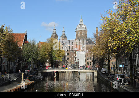 La Basilica di San Nicola si trova nel vecchio quartiere del centro di Amsterdam, Paesi Bassi, molto vicino ad Amsterdam la principale stazione ferroviaria. È la città principale della chiesa cattolica romana. Foto Stock