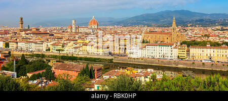 Vista aerea di storici edifici medievali con il Duomo di Santa Maria del Fiore cupola nel centro storico di Firenze, Italia Foto Stock