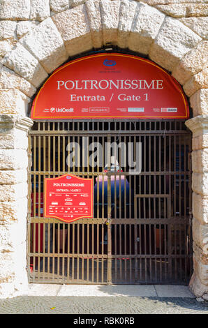 Dettaglio dell'entrata alla poltronissime, le più lussuose poltrone presso l'Arena di Verona. Vista verticale. Foto Stock