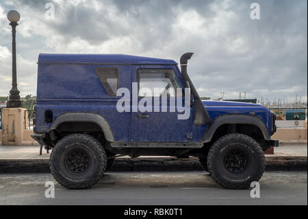 Landrover defender SWB con snorkel, blu. Foto Stock