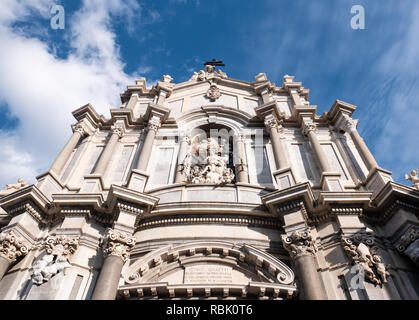 Dettaglio della parte superiore del Duomo di Catania, su un bellissimo profondo cielo blu. Visualizzazione orizzontale Foto Stock