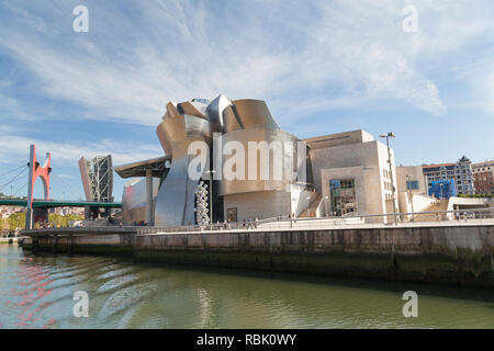 Vista da una imbarcazione turistica passando il Museo Guggenheim con il Puente de la Salve ponte in distanza, Bilbao, Biscaglia, Spagna, paese basco. Foto Stock