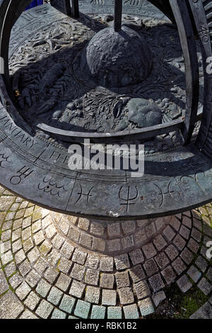 Questa sfera armillare si trova sulla banchina di Exeter Devon nel Regno Unito. È stato fuso in bronzo, da Roger Dean e risale al 1990 Foto Stock