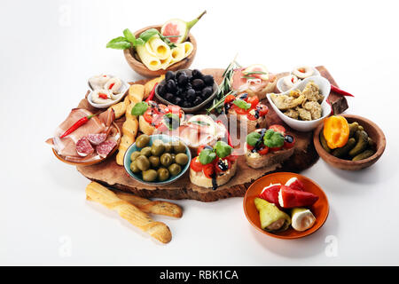 Antipasti italiani vino snack set. Varietà di formaggio, olive Mediterranea, sottaceti, Prosciutto di Parma, i pomodori, i carciofi sul tavolo Foto Stock