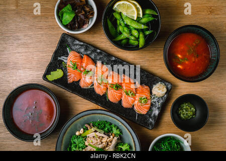 Alimenti biologici e sostenibili da elegante ristorante giapponese, sushi, sashimi, alghe, edamame Foto Stock