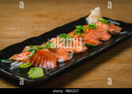 Alimenti biologici e sostenibili da elegante ristorante giapponese, sushi, sashimi, alghe, edamame Foto Stock