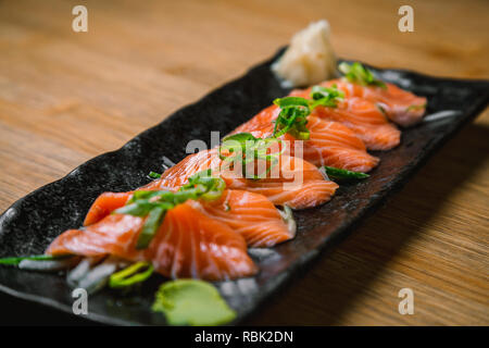 Alimenti biologici e sostenibili da elegante ristorante giapponese, sushi, sashimi, alghe, edamame Foto Stock