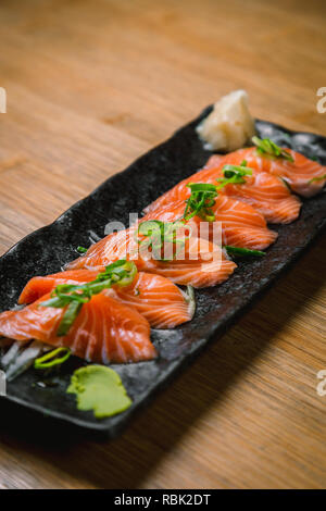 Alimenti biologici e sostenibili da elegante ristorante giapponese, sushi, sashimi, alghe, edamame Foto Stock