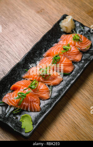 Alimenti biologici e sostenibili da elegante ristorante giapponese, sushi, sashimi, alghe, edamame Foto Stock