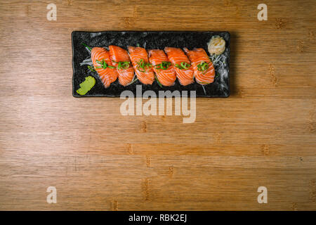 Alimenti biologici e sostenibili da elegante ristorante giapponese, sushi, sashimi, alghe, edamame Foto Stock