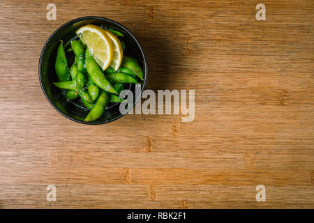 Alimenti biologici e sostenibili da elegante ristorante giapponese, sushi, sashimi, alghe, edamame Foto Stock