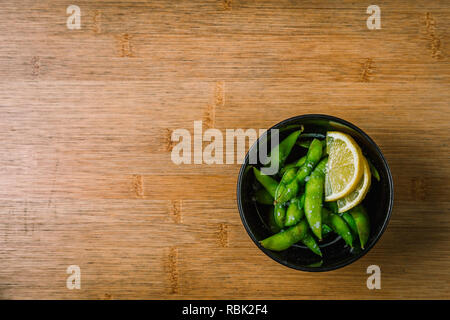 Alimenti biologici e sostenibili da elegante ristorante giapponese, sushi, sashimi, alghe, edamame Foto Stock