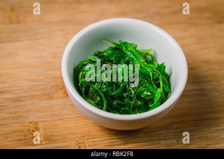 Alimenti biologici e sostenibili da elegante ristorante giapponese, sushi, sashimi, alghe, edamame Foto Stock