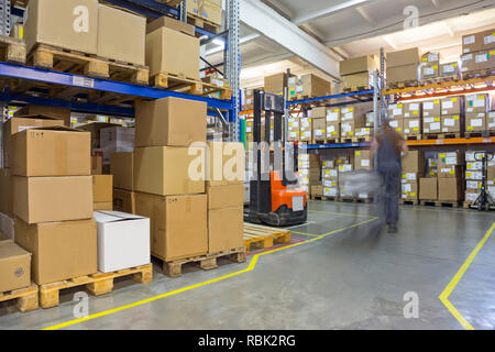 Grande hangar magazzino di aziende industriali e logistiche lunghi scaffali con una varietà di scatole Foto Stock