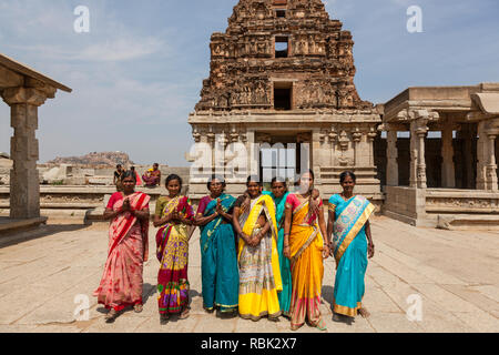 Il gruppo di donne al tempio Vittala, Hampi, Karnataka, India Foto Stock