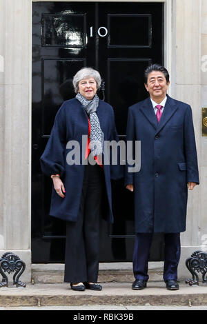 Il Primo Ministro inglese Theresa Maggio ed il Primo Ministro Shinz? Abe del Giappone sono visibili sui passi del n. 10 di Downing Street. Foto Stock