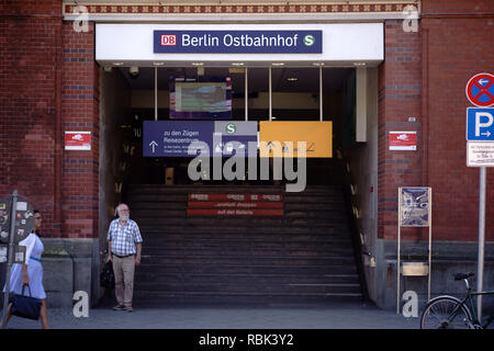 Berlino, Germania - Luglio 16, 2018: i viaggiatori e i pedoni a fronte di un ingresso laterale del Berlin Ostbahnhof sulla luglio 16, 2018 a Berlino. Foto Stock