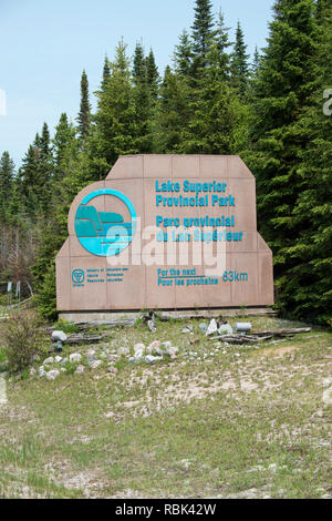 In Ontario, Canada. Autostrada segno sulla Trans Canada Highway per il Lago Superior parco provinciale in francese e in inglese. Foto Stock