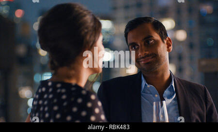 Alessandra Mastronardi, Aziz Ansari, 'Master di None' stagione 2 (2017) Credito: Netflix / Hollywood Archive Foto Stock