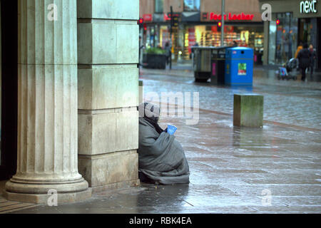 Senzatetto povero di accattonaggio identificabili su Argyle street area shopping di Glasgow Scotland Regno Unito Foto Stock