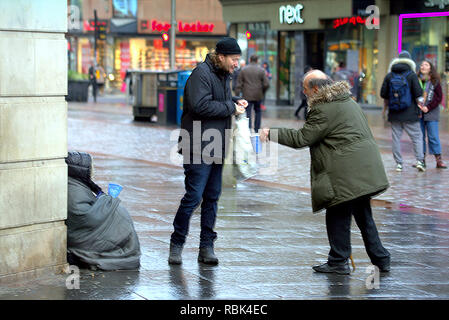 Senzatetto povero di accattonaggio identificabili sul bagnato Argyle street area shopping di Glasgow Scotland Regno Unito Foto Stock