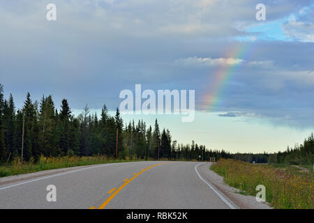 Rainbow su autostrada 1, vicino a Enterprise, Northwest Territories, Canada Foto Stock