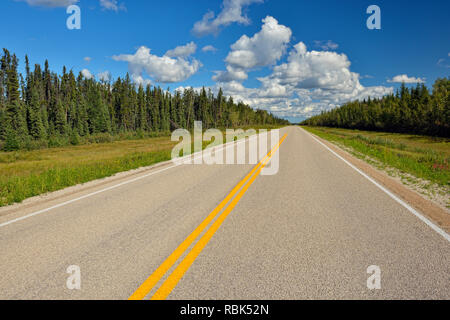 Autostrada 1 nord a Enterprise, Enterprise, Northwest Territories, Canada Foto Stock